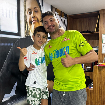 thiago-camisa-verde-e-aluno-dando-beleaza-2.png